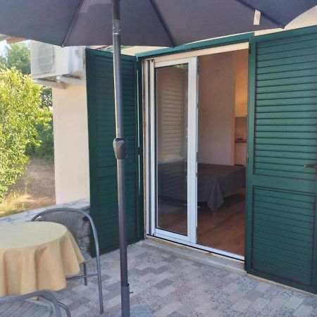 Apartmani Luni Premantura Exterior photo
