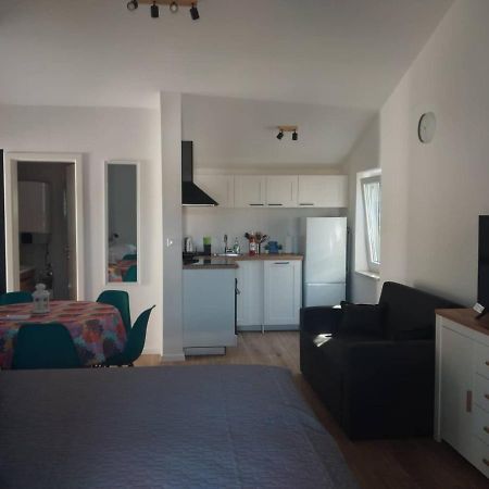 Apartmani Luni Premantura Exterior photo